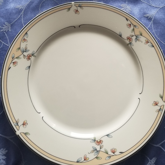 Princess House Other - Heritage Blossom Dinner Plate by Princess House
